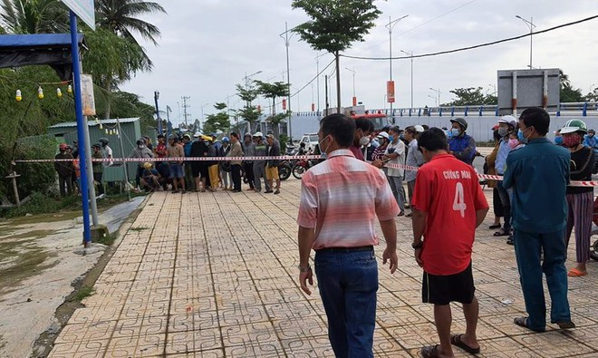 Người dân tập trung theo dõi cơ quan chức năng khám nghiệm thi thể bà Duyên. ẢNH: MẠNH CƯỜNG Người dân tập trung theo dõi cơ quan chức năng khám nghiệm thi thể bà Duyên. ẢNH: MẠNH CƯỜNG