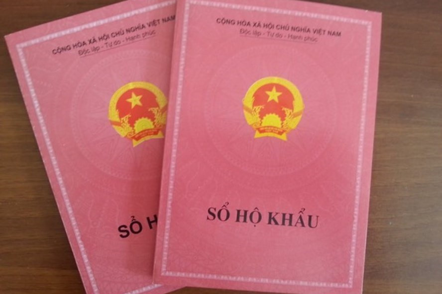 Sổ hộ khẩu. Ảnh: LĐO