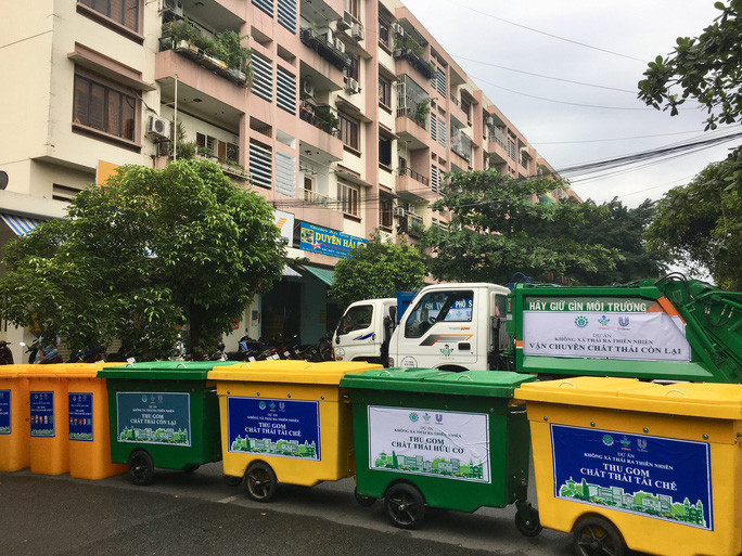 Những thùng phân loại được bố trí ở điểm tập kết rác thải được sơn xanh - vàng để phân biệt chất thải hữu cơ và chất thải tái chế. Xe chở chất thải hữu cơ được phân biệt với xe chở chất thải còn lại bằng hai màu sắc khác nhau - Ảnh: Ý LINH Những thùng phân loại được bố trí ở điểm tập kết rác thải được sơn xanh - vàng để phân biệt chất thải hữu cơ và chất thải tái chế. Xe chở chất thải hữu cơ được phân biệt với xe chở chất thải còn lại bằng hai màu sắc khác nhau - Ảnh: Ý LINH