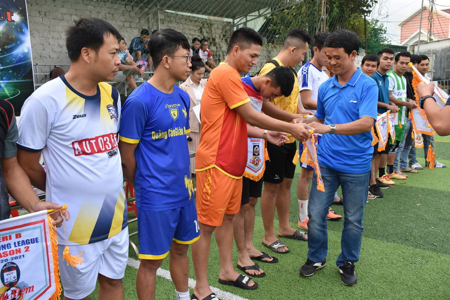 Ban tổ chức tặng cờ lưu niệm cho các đội tham dự giải. Ảnh: Hà Phương