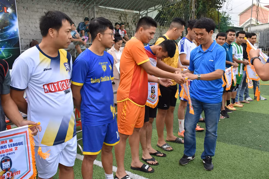 Ban tổ chức tặng cờ lưu niệm cho các đội tham dự giải. Ảnh: Hà Phương