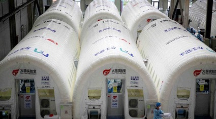 Một công nhân đi ngang qua các phòng thí nghiệm thử nghiệm axit nucleic ở Thanh Đảo, tỉnh Sơn Đông ngày 16/10 Một công nhân đi ngang qua các phòng thí nghiệm thử nghiệm axit nucleic ở Thanh Đảo, tỉnh Sơn Đông ngày 16/10