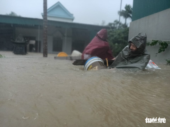 Sáng 20-10, mưa đã ngớt nhưng giao thông tại trung tâm TP Hà Tĩnh vẫn đang bị tê liệt - Ảnh: DOÃN HÒA