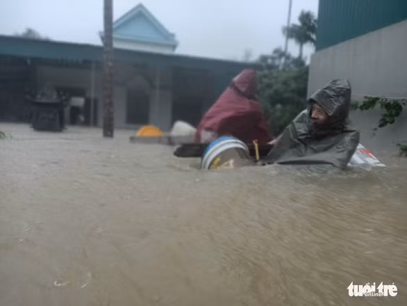 Sáng 20-10, mưa đã ngớt nhưng giao thông tại trung tâm TP Hà Tĩnh vẫn đang bị tê liệt - Ảnh: DOÃN HÒA