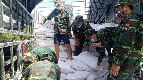 Gạo cứu đói tiếp tế cho dân vùng lũ trước bão số 9 ảnh 2 Bộ đội bốc vác gạo xuống để chia cho người dân vùng lũ huyện Tây Giang.