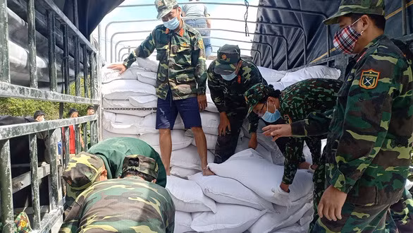 Bộ đội bốc vác gạo xuống để chia cho người dân vùng lũ huyện Tây Giang.