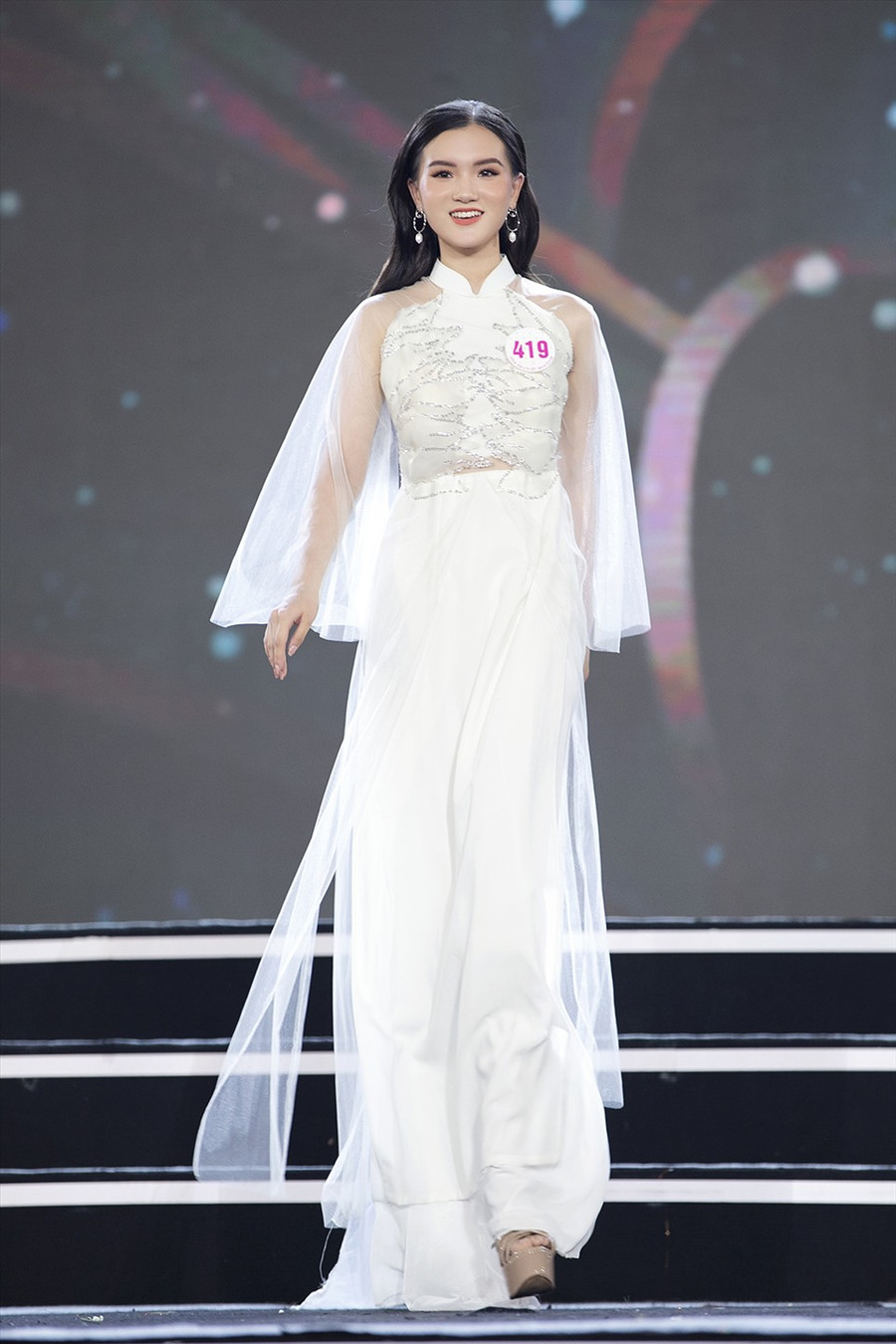 Mặc dù là thí sinh nhỏ tuổi nhất nhưng Tú Quỳnh đã có những màn trình diễn rất tự tin tại đêm bán kết. Ảnh: Kiếng Cận.