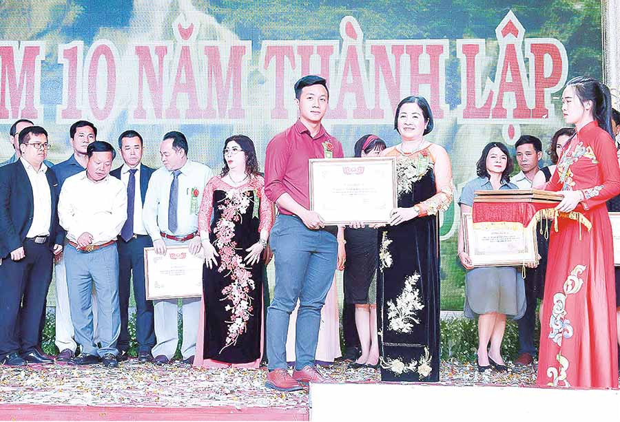 Bà Nguyễn Thị Sen-Chủ tịch Hiệp hội Doanh nghiệp tỉnh trao bằng khen của Hiệp hội Doanh nghiệp nhỏ và vừa Việt Nam cho doanh nghiệp có thành tích xuất sắc trong hoạt động xây dựng và phát triển Hiệp hội. Ảnh: Đức Thụy Bà Nguyễn Thị Sen-Chủ tịch Hiệp hội Doanh nghiệp tỉnh trao bằng khen của Hiệp hội Doanh nghiệp nhỏ và vừa Việt Nam cho doanh nghiệp có thành tích xuất sắc trong hoạt động xây dựng và phát triển Hiệp hội. Ảnh: Đức Thụy