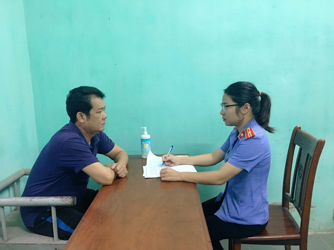 Kiểm sát viên VKSND TP Bắc Ninh tiến hành phúc cung đối với bị can Nguyễn Văn Sướng