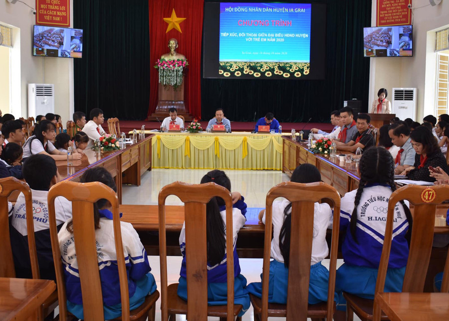  Quang cảnh buổi đối thoại. Ảnh: Hà Phương