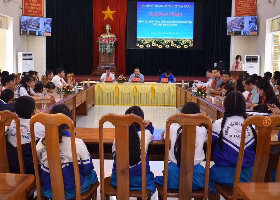  Quang cảnh buổi đối thoại. Ảnh: Hà Phương