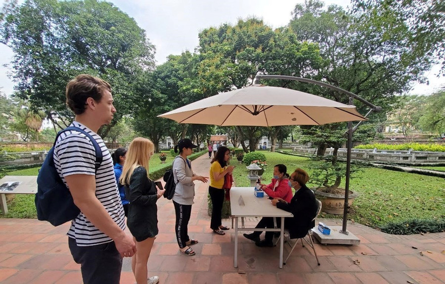 Du khách quốc tế tham quan Văn Miếu-Quốc Tử Giám trước thời điểm bùng phát dịch COVID-19. (Ảnh: Bùi Huy Hoàng/Vietnam+)