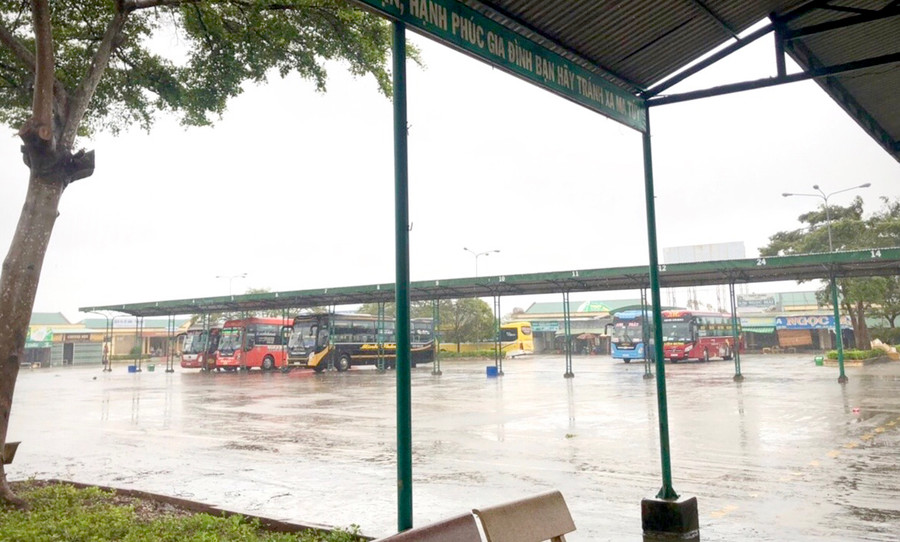 Nhiều xe khách liên tỉnh trú tại Bến xe Đức Long trong ngày 28-10. Ảnh: Hải Lê