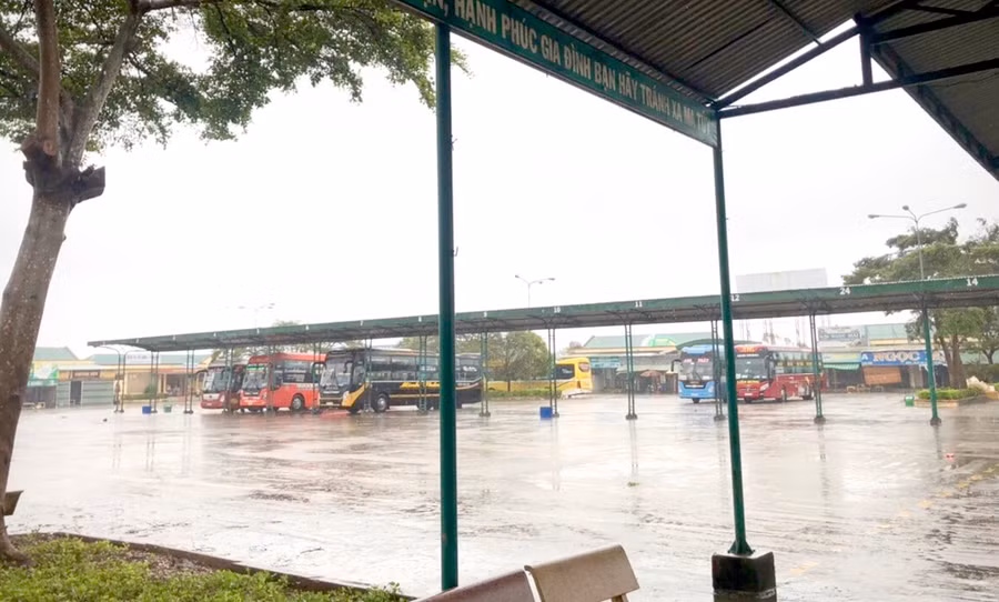 Nhiều xe khách liên tỉnh trú tại Bến xe Đức Long trong ngày 28-10. Ảnh: Hải Lê