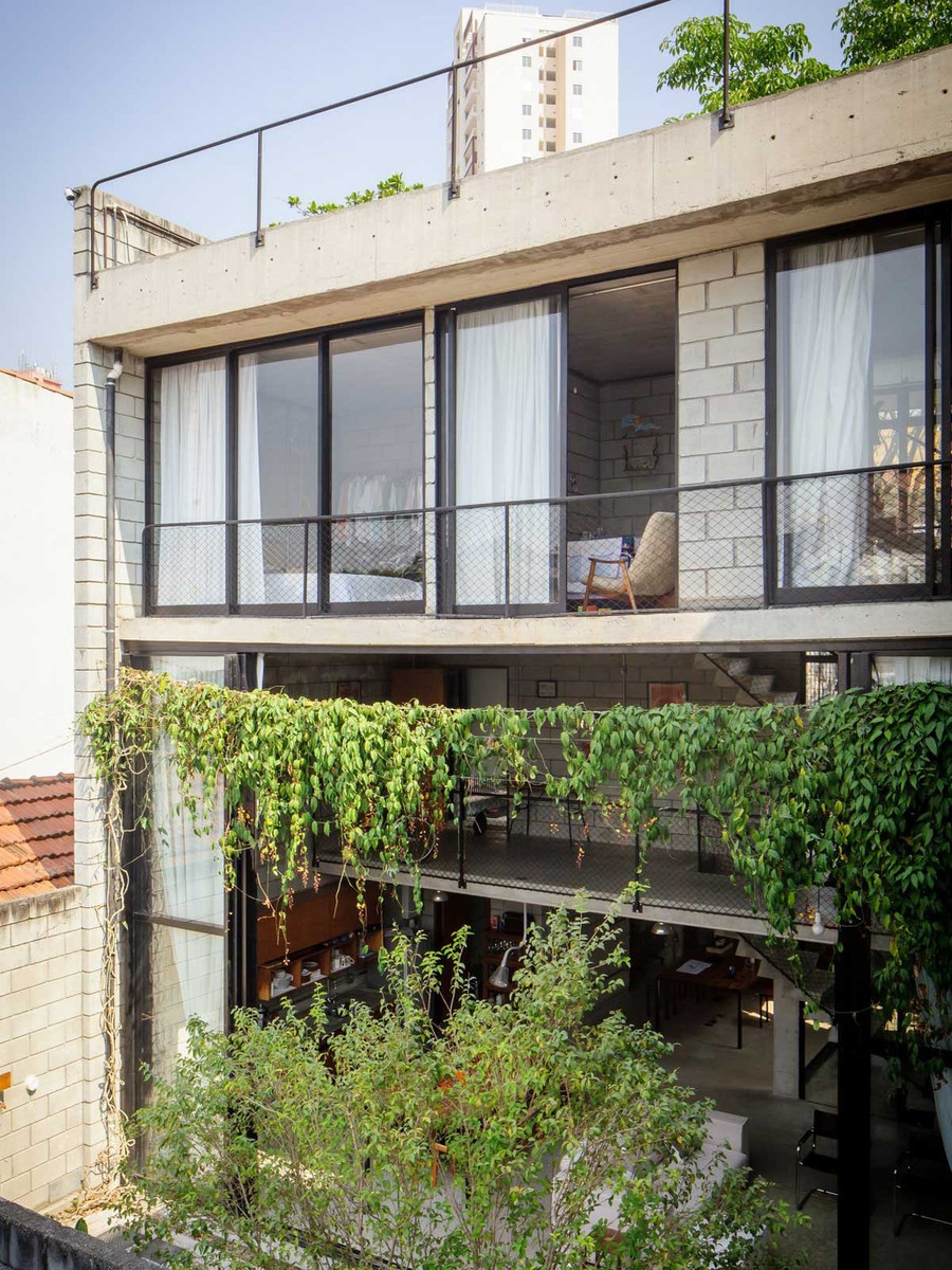 Cây xanh bao quanh khá nhiều giúp ngôi nhà thoát khỏi sự nóng bức, náo nhiệt. Cây xanh bao quanh khá nhiều giúp ngôi nhà thoát khỏi sự nóng bức, náo nhiệt.