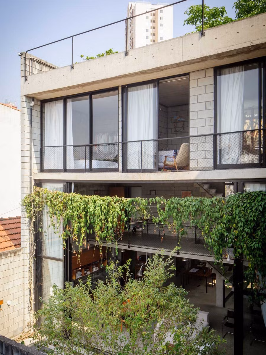  Cây xanh bao quanh khá nhiều giúp ngôi nhà thoát khỏi sự nóng bức, náo nhiệt.