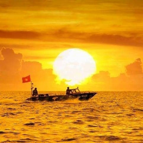 Hải quân nhân dân Việt Nam tuần tra quanh đảo.