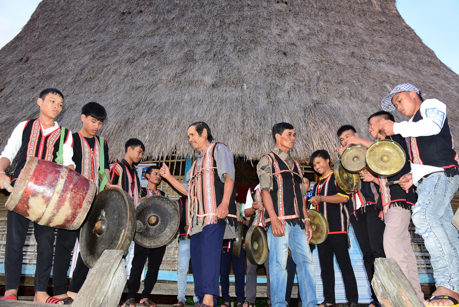 Chiều chiều, các em học sinh, thanh niên trong làng lại đến nhà rông để học đánh cồng chiêng. Ảnh: H.T