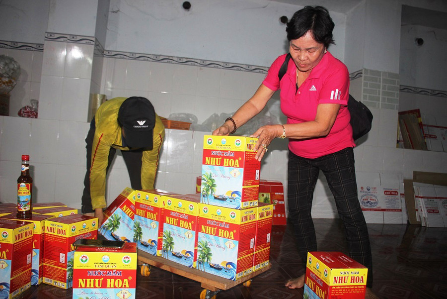 Xưởng sản xuất nước mắm Như Hoa có hàng chục nhân công thường xuyên. Ảnh: Dũ Tuấn.