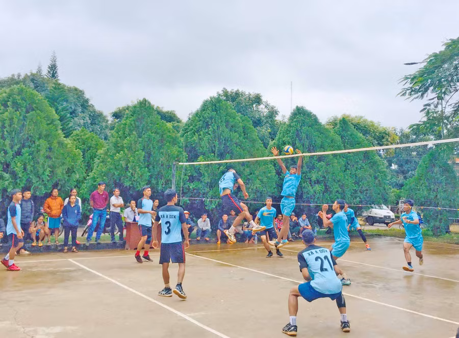 Trận thi đấu bóng chuyền giữa 2 xã Glar và A Dơk tại Giải bóng chuyền truyền thống huyện Đak Đoa năm 2020. Ảnh: Hoành Sơn