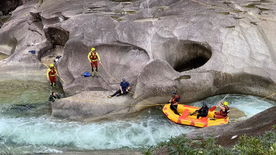 Nhiều người vẫn bất chấp nguy hiểm để khám phá “hồ nữ quỷ” (ảnh: Daily Mail)