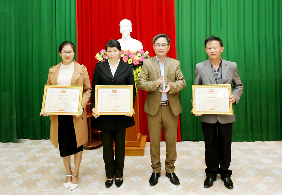 Đồng chí Nguyễn Xuân Phước-Tỉnh ủy viên, Chánh Văn phòng Tỉnh ủy tặng giấy khen cho các tập thể có nhiều thành tích trong thực hiện nhiệm vụ năm 2019. Ảnh: Đăng Vũ Đồng chí Nguyễn Xuân Phước-Tỉnh ủy viên, Chánh Văn phòng Tỉnh ủy tặng giấy khen cho các tập thể có nhiều thành tích trong thực hiện nhiệm vụ năm 2019. Ảnh: Đăng Vũ