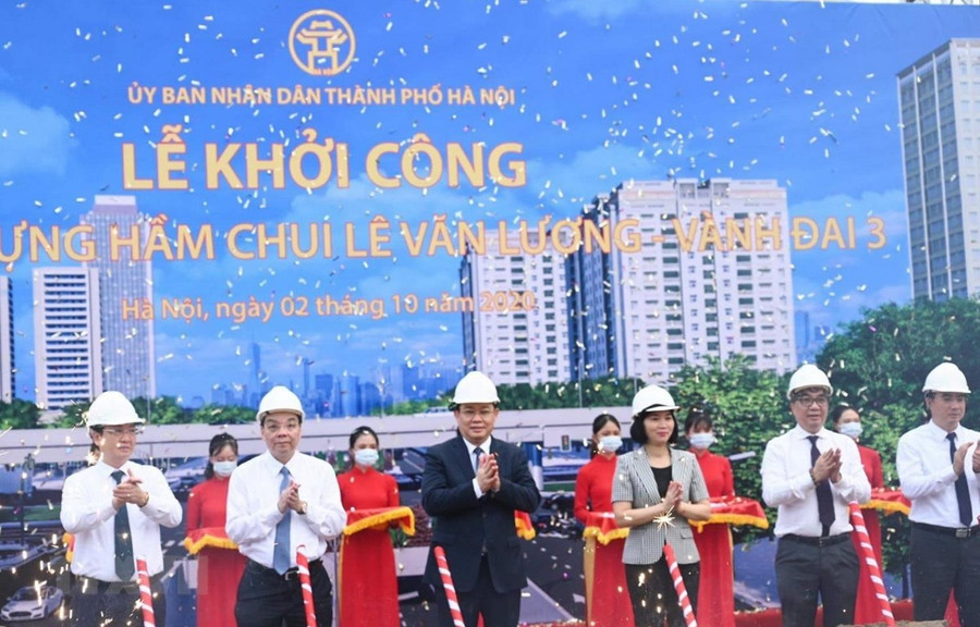 Bí thư Thành ủy Hà Nội Vương Đình Huệ cùng các đại biểu thực hiện nghi thức khởi công dự án. (Ảnh: Văn Điệp/TTXVN)