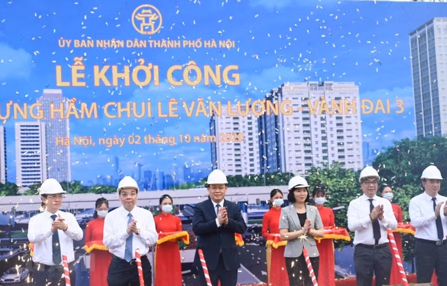 Bí thư Thành ủy Hà Nội Vương Đình Huệ cùng các đại biểu thực hiện nghi thức khởi công dự án. (Ảnh: Văn Điệp/TTXVN)
