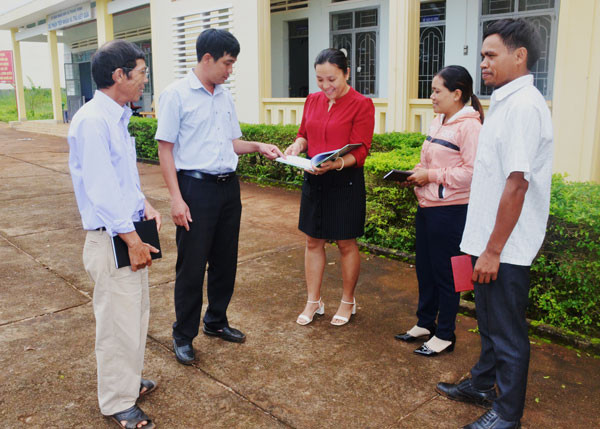 Các thành viên tổ hòa giải thôn 1 (xã Thăng Hưng, huyện Chư Prông) trao đổi kinh nghiệm công tác. Ảnh: Thiên Thanh Các thành viên tổ hòa giải thôn 1 (xã Thăng Hưng, huyện Chư Prông) trao đổi kinh nghiệm công tác. Ảnh: Thiên Thanh
