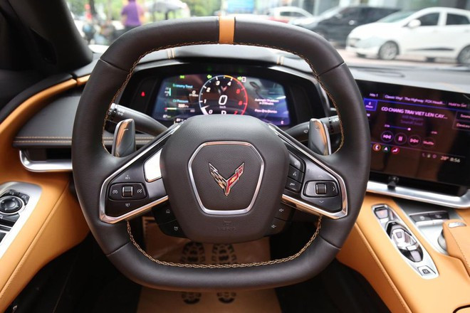 Vô lăng Chevrolet Corvette C8 2020 thiết kế độc đáo với 2 đáy dát bằng.