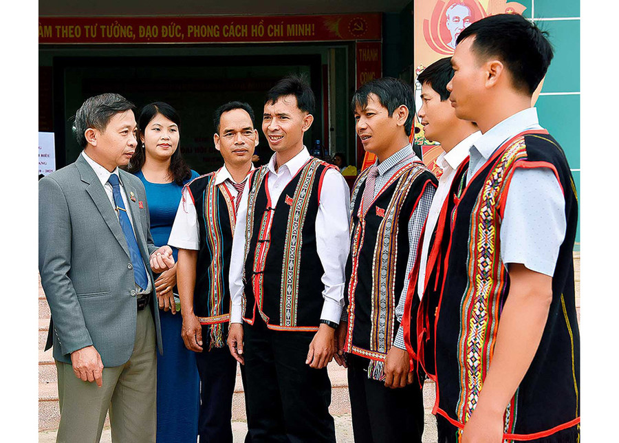 Bí thư Huyện ủy Mang Yang Huỳnh Thế Mạnh (bìa trái) trao đổi với các đại biểu tại Đại hội đại biểu Đảng bộ huyện lần thứ XVII (nhiệm kỳ 2020-2025). Ảnh: Đức Thụy