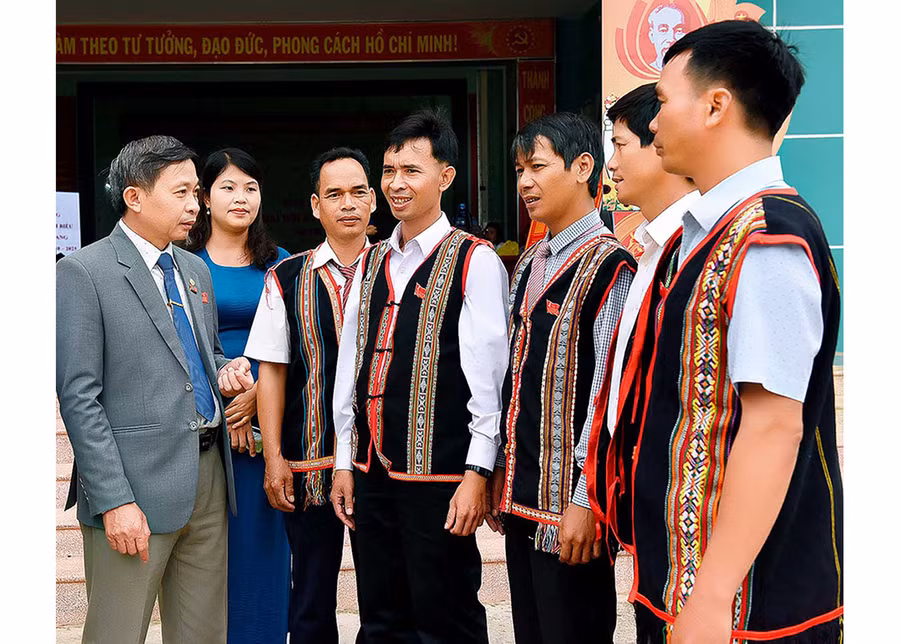 Bí thư Huyện ủy Mang Yang Huỳnh Thế Mạnh (bìa trái) trao đổi với các đại biểu tại Đại hội đại biểu Đảng bộ huyện lần thứ XVII (nhiệm kỳ 2020-2025). Ảnh: Đức Thụy Bí thư Huyện ủy Mang Yang Huỳnh Thế Mạnh (bìa trái) trao đổi với các đại biểu tại Đại hội đại biểu Đảng bộ huyện lần thứ XVII (nhiệm kỳ 2020-2025). Ảnh: Đức Thụy