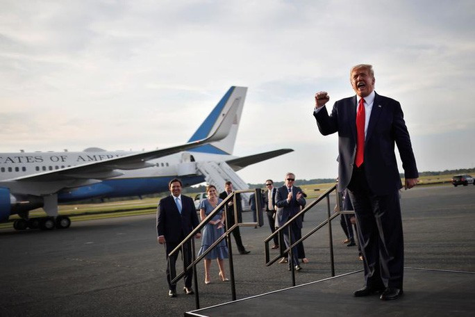 Tổng thống Trump tìm cách nâng cao vị thế của mình tại bang chiến trường Florida. Ảnh: Reuters Tổng thống Trump tìm cách nâng cao vị thế của mình tại bang chiến trường Florida. Ảnh: Reuters