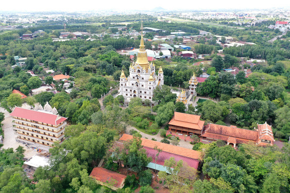 Chùa Bửu Long, điểm nhấn của khu Long Trường, quận 9 - Ảnh: TỰ TRUNG