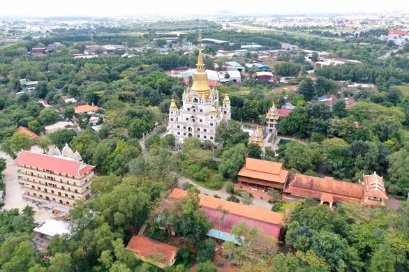 Chùa Bửu Long, điểm nhấn của khu Long Trường, quận 9 - Ảnh: TỰ TRUNG