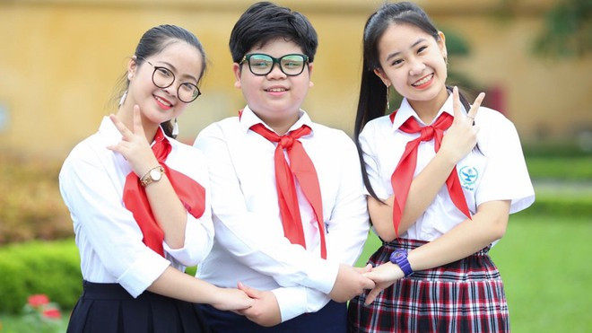 Nguyễn Như Khôi (giữa) và 2 bạn là đại biểu Cháu ngoan Bác Hồ