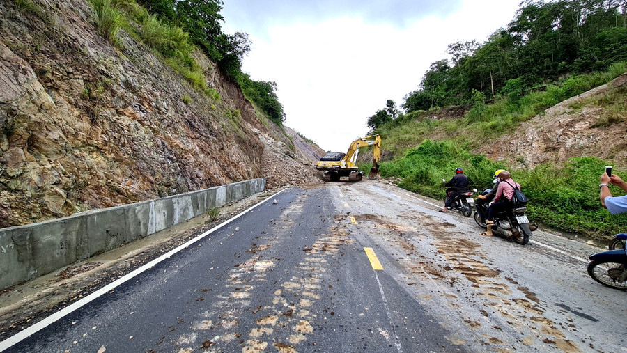 Máy xúc được điều động từ huyện Krông Pa lên hỗ trợ xử lý sự cố sạt lở tại chân đèo Tô Na. Ảnh: Lê Hòa