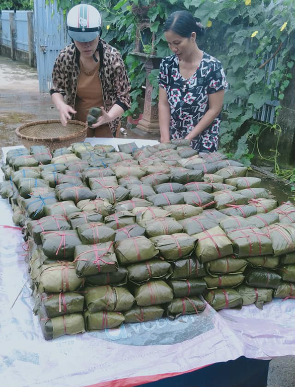 700 chiếc bánh chưng thành quả sau một đêm thức trắng.