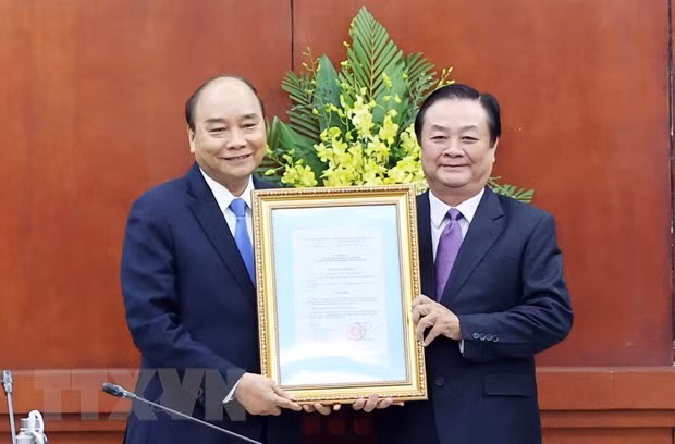 Thủ tướng Nguyễn Xuân Phúc trao Quyết định bổ nhiệm cho đồng chí Lê Minh Hoan, Ủy viên Trung ương Đảng giữ chức Thứ trưởng Bộ Nông nghiệp và Phát triển nông thôn. 