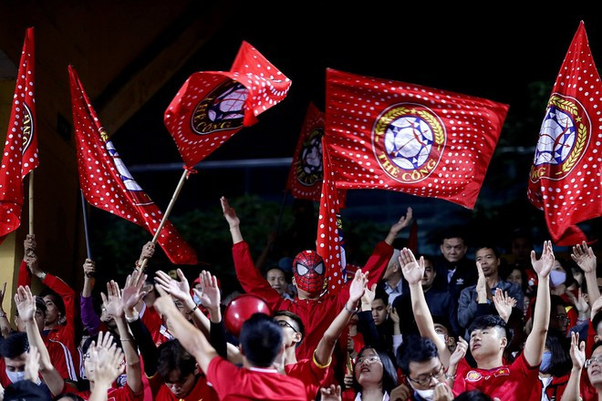 Cổ động viên Viettel trước cơ hội lớn ăn mừng ngôi vô địch V-League 2020 MINH TÚ