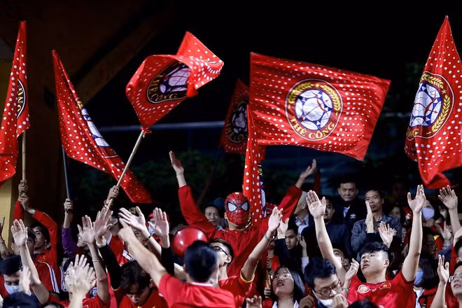 Cổ động viên Viettel trước cơ hội lớn ăn mừng ngôi vô địch V-League 2020 MINH TÚ