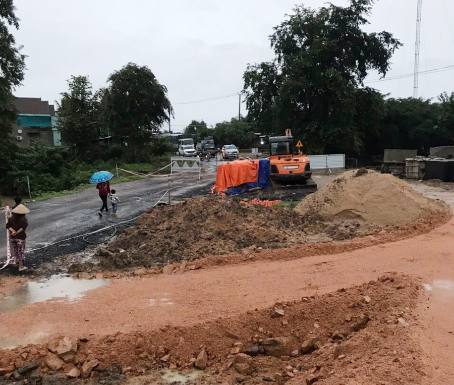 Tại đoạn qua địa bàn xã Ia Sao và Ia Rtô, thị xã Ayun Pa cũng đang bị sạt lở, nước chảy siết, các phương tiện không thể lưu thông được.Ảnh: Quang Tấn