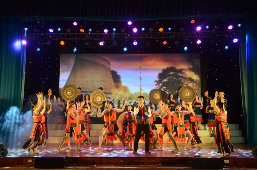 Tiết mục “Âm vang hồn chiêng” của đoàn nghệ thuật quần chúng TP. Pleiku gây ấn tượng bởi sự dàn dựng công phu, hoành tráng. Ảnh: Phương Linh