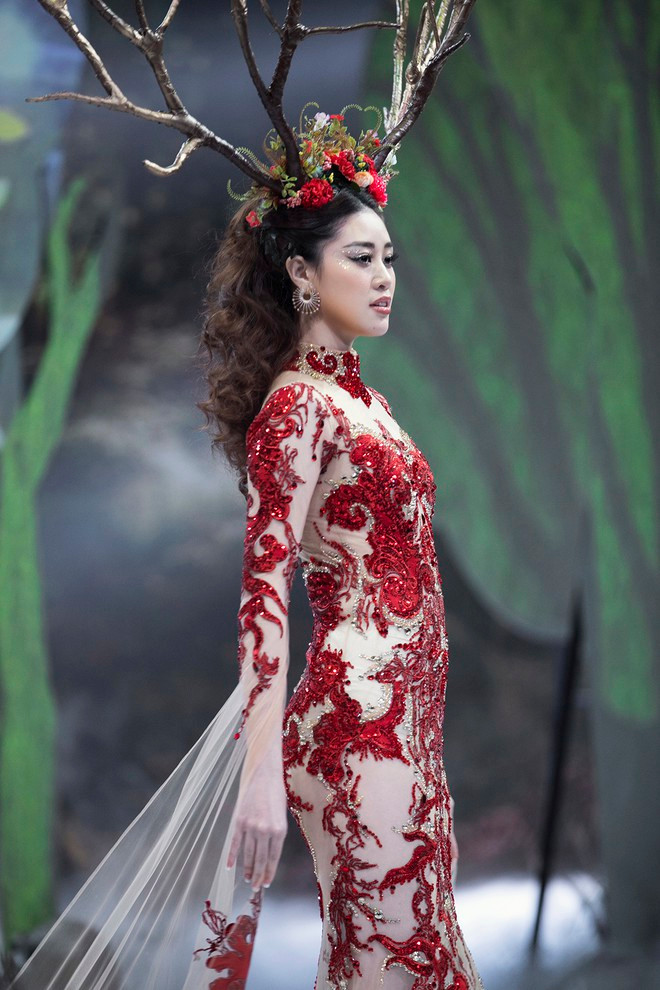 Lan Khuê, Khánh Vân đọ dáng trên sàn diễn Vietnam Runway Fashion Week ảnh 2 Khánh Vân trở thành chân dài được