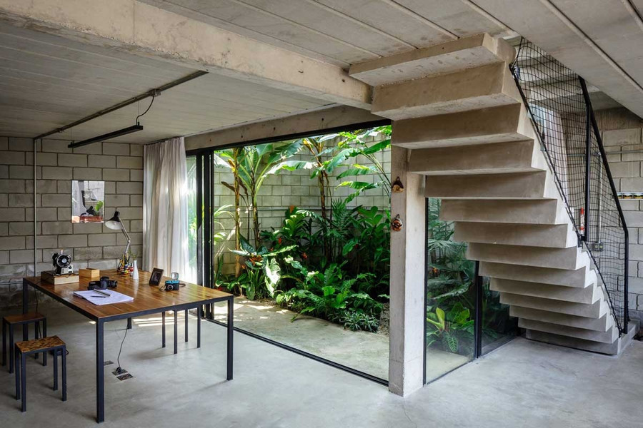 Ngồi bên trong làm việc có thể dễ dàng ngắm khung cảnh thiên nhiên, cây cối từ khu vườn thông qua vách kính lớn, trong suốt. Ngồi bên trong làm việc có thể dễ dàng ngắm khung cảnh thiên nhiên, cây cối từ khu vườn thông qua vách kính lớn, trong suốt.