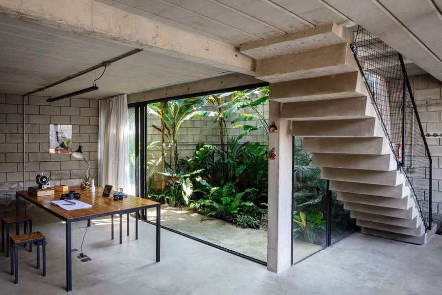 Ngồi bên trong làm việc có thể dễ dàng ngắm khung cảnh thiên nhiên, cây cối từ khu vườn thông qua vách kính lớn, trong suốt.