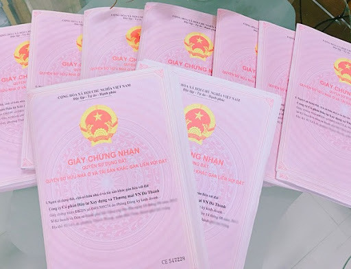 Theo quy định của pháp luật về đất đai, khi mua bán nhà đất các bên có nghĩa vụ đăng ký tại cơ quan đăng ký đất đai trong thời hạn phải sang tên Sổ đỏ. Theo quy định của pháp luật về đất đai, khi mua bán nhà đất các bên có nghĩa vụ đăng ký tại cơ quan đăng ký đất đai trong thời hạn phải sang tên Sổ đỏ.