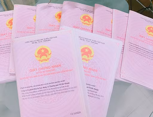 Theo quy định của pháp luật về đất đai, khi mua bán nhà đất các bên có nghĩa vụ đăng ký tại cơ quan đăng ký đất đai trong thời hạn phải sang tên Sổ đỏ.