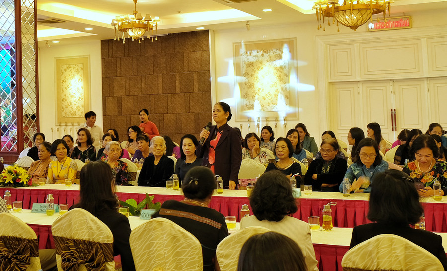 Tại buổi gặp mặt các thế hệ cán bộ phụ nữ tỉnh, bà Rơ Châm H’Yéo xúc động ôn lại kỷ niệm những năm tháng gian khổ. Ảnh: Minh Châu 