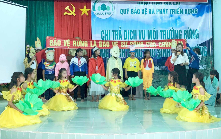Học sinh diễn kịch lồng ghép thông điệp bảo vệ rừng, môi trường sống. Ảnh: Minh Nguyễn